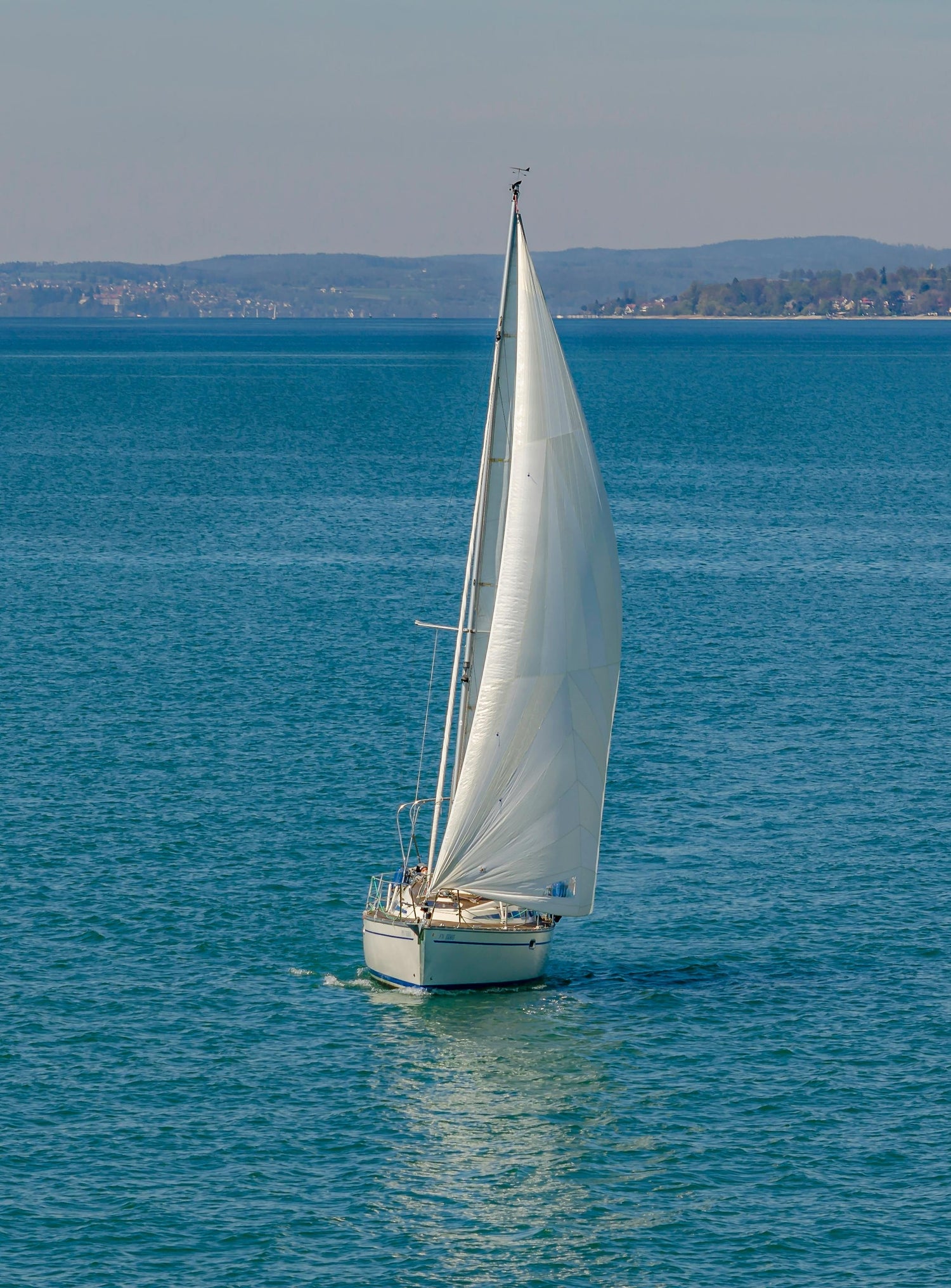 Segelboot auf dem Bodensee – Symbol für Freiheit, Präzision und Handwerkskunst. Inspiriert von zeitloser Eleganz, spiegelt sich in unseren Seiko-Mods die gleiche Perfektion wider: exklusive Materialien, Saphirglas, Edelstahl und präzise Uhrwerke. Entdecke die Vistora Uhrenkollektion – gefertigt für echte Abenteurer.