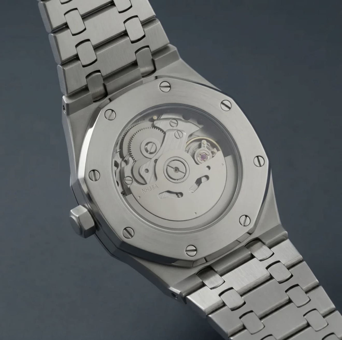 Verschraubter Saphirglas-Sichtboden der SeikoMod Royal Oak Silber mit sichtbarem Uhrwerk