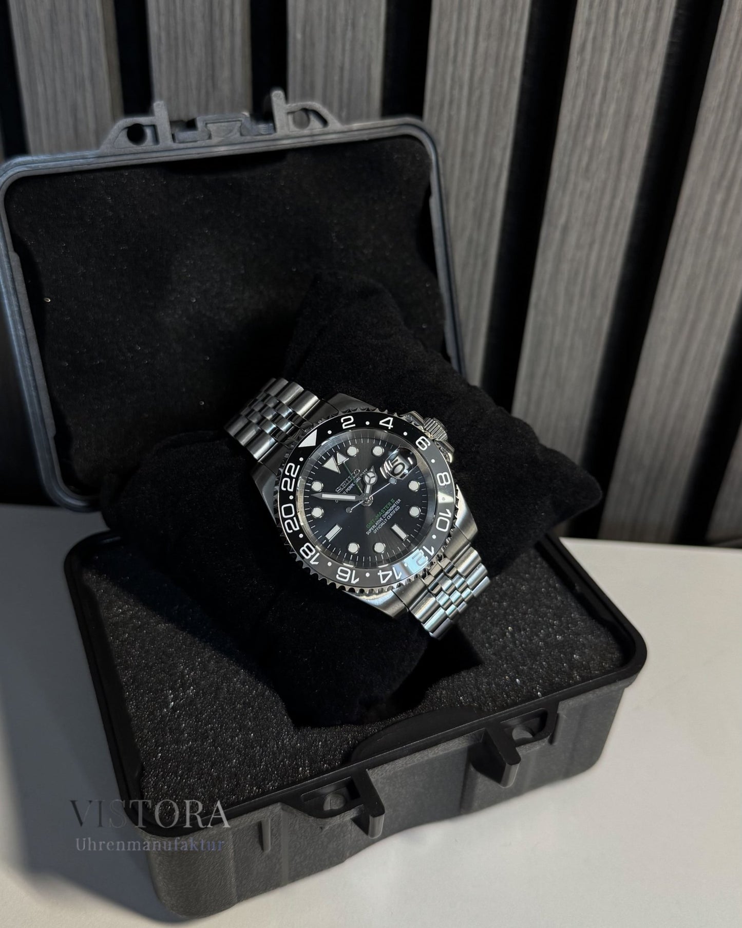 Die SeikoMod GMT Bruce Wayne bei Vistora Uhrenmanufaktur