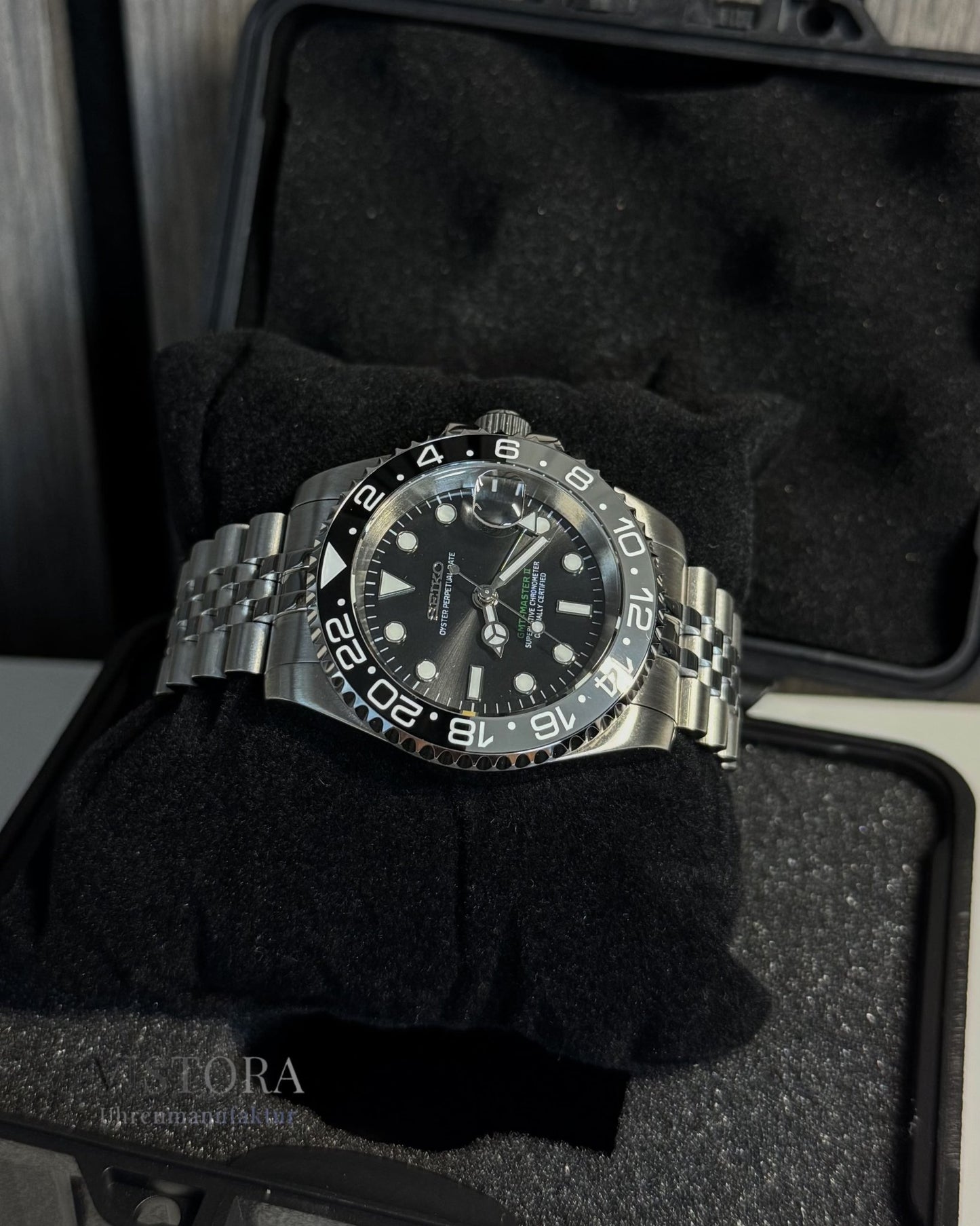 Die SeikoMod GMT Bruce Wayne bei Vistora Uhrenmanufaktur