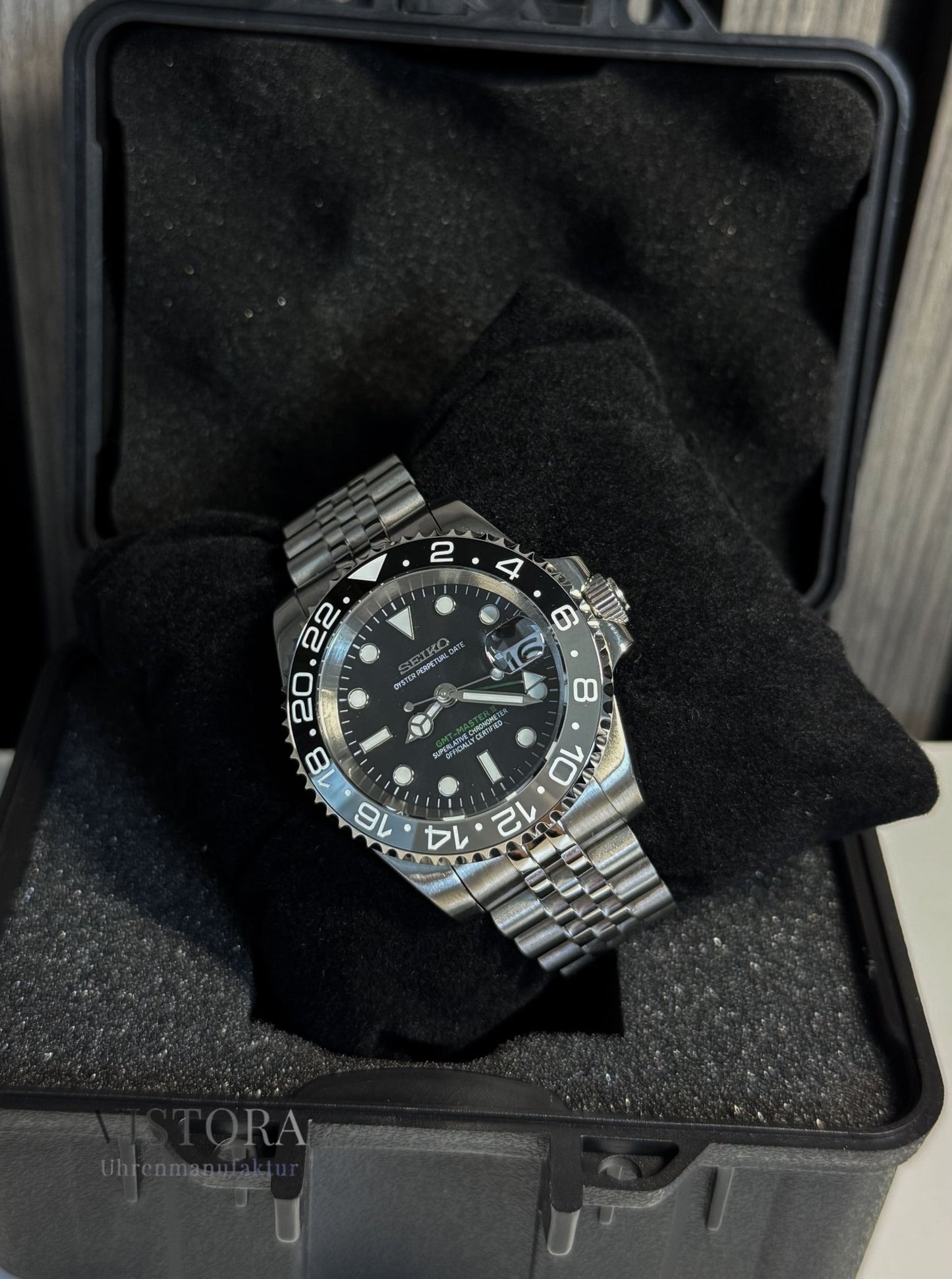 Die SeikoMod GMT Bruce Wayne bei Vistora Uhrenmanufaktur