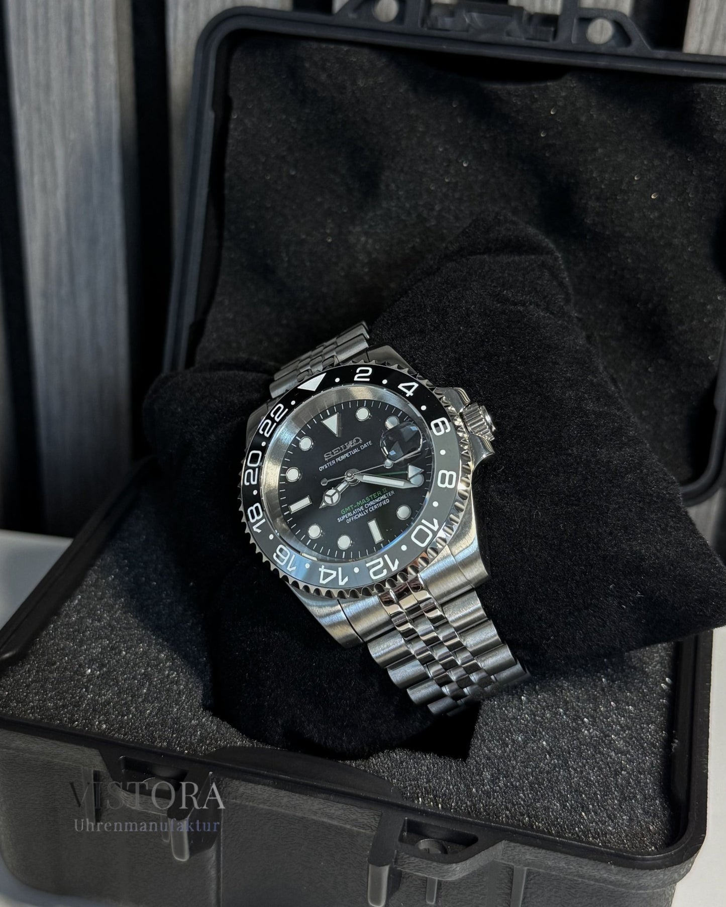 Die SeikoMod GMT Bruce Wayne bei Vistora Uhrenmanufaktur