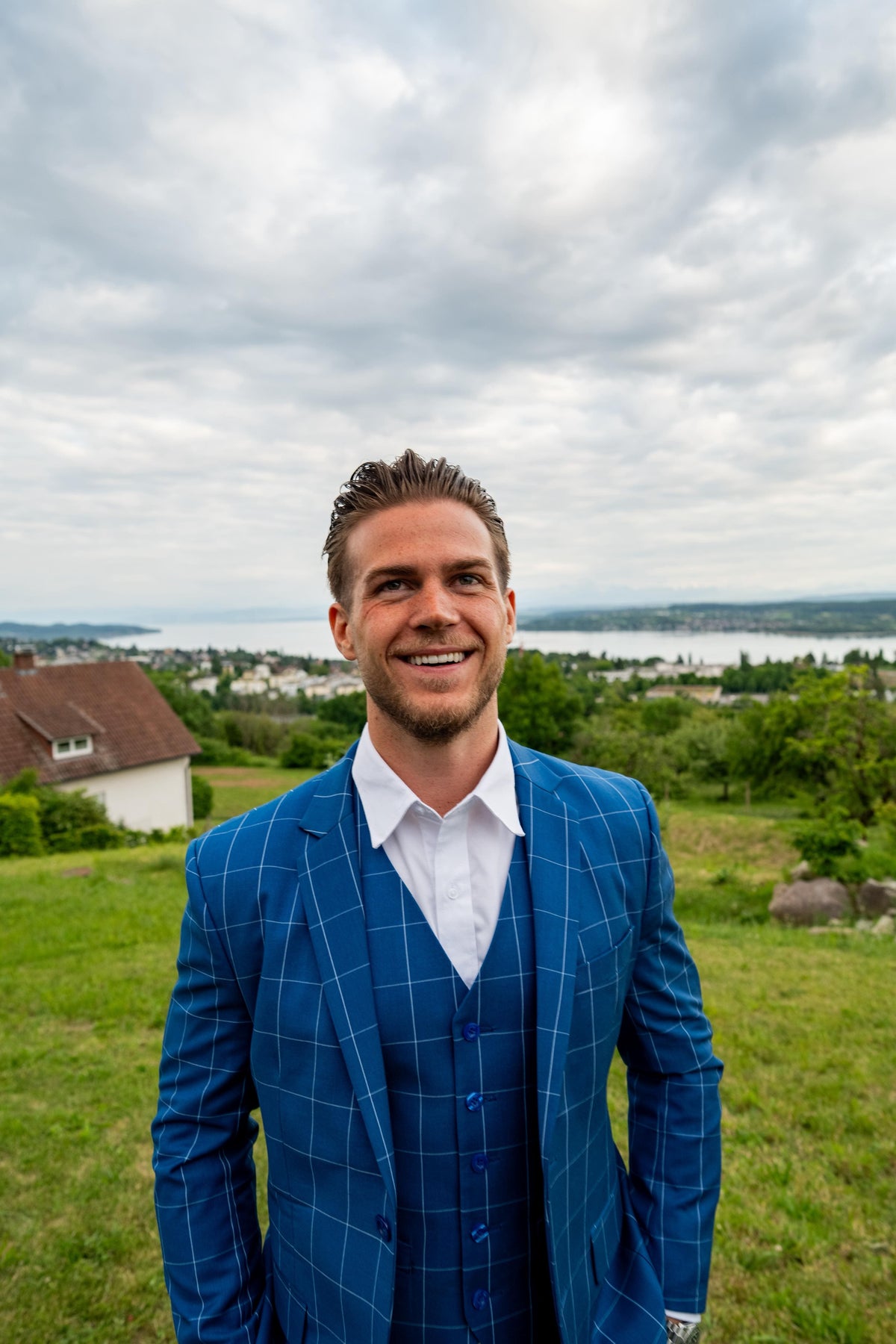 Loui Kohler, Gründer und Uhrmacher hinter Vistora, mit Blick auf den Bodensee. Hier in Überlingen entstehen alle Vistora Uhren von Hand.