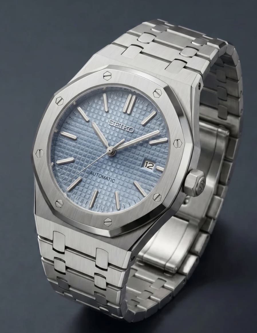 Seitliche Ansicht der SeikoMod Royal Oak Skyblue, achteckiges Edelstahlgehäuse, 41mm