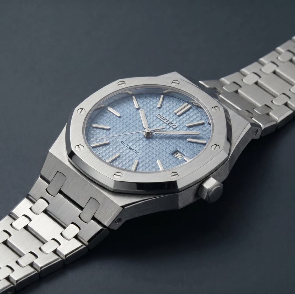 Integriertes Edelstahlarmband der SeikoMod Royal Oak Hellblau, handgefertigt in Deutschland