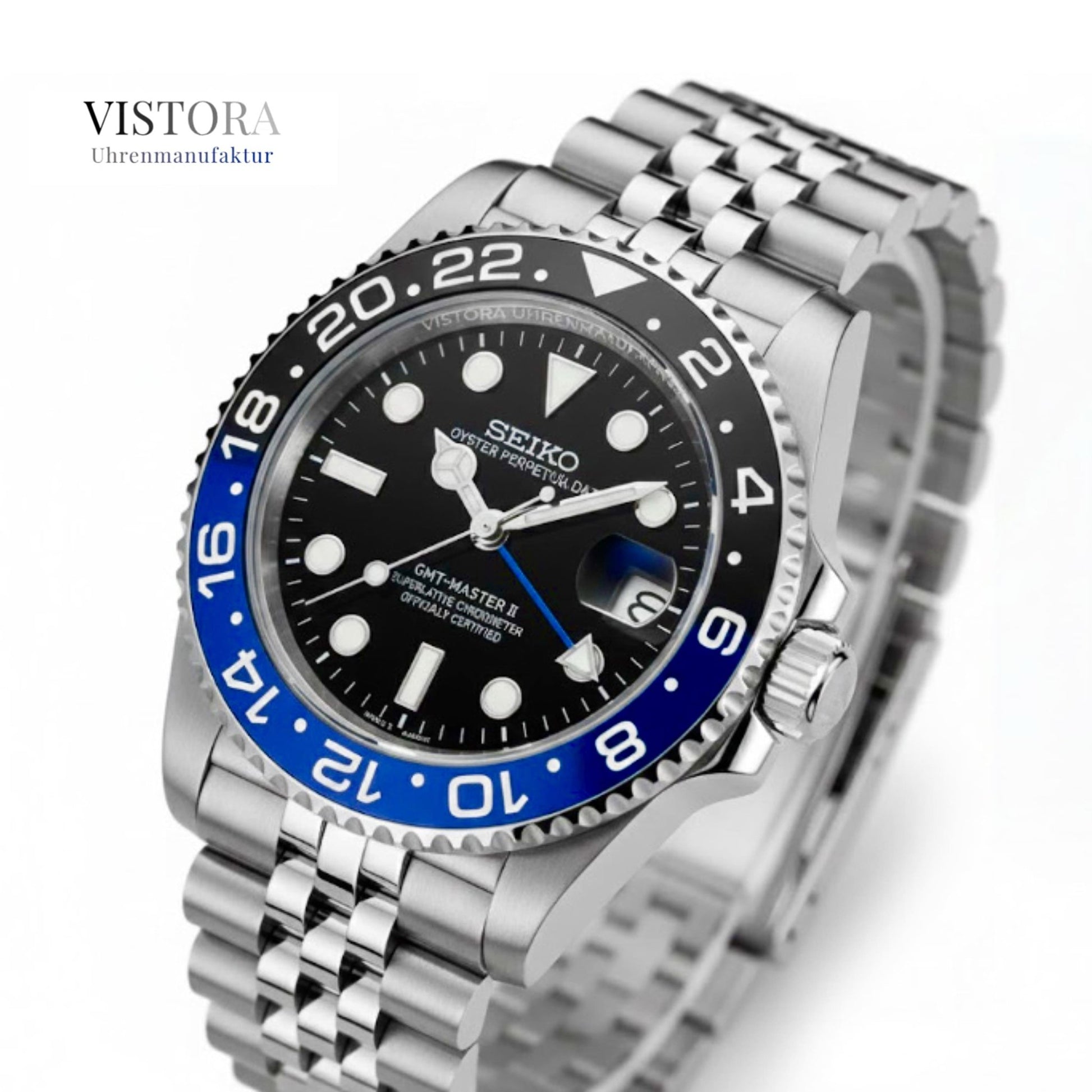 Seitliche Produktaufnahme der Vistora SeikoMod GMT „Batman“ mit Jubilee-Armband vor weißem Hintergrund, Vistora Uhrenmanufaktur Logo oben links.