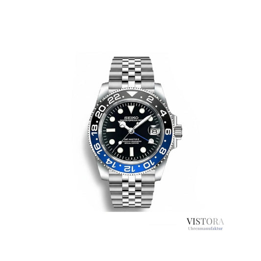 Frontansicht SeikoMod GMT „Batman“ von Vistora mit Jubilee-Armband – schwarze Lünette mit blauem GMT-Ring auf weißem Hintergrund