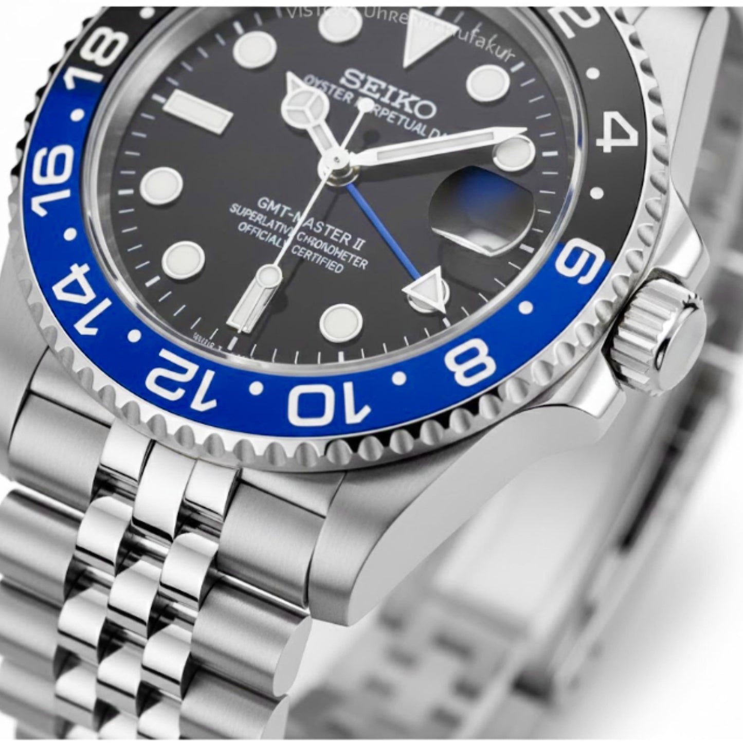 Detailaufnahme des Zifferblatts der Vistora SeikoMod GMT „Batman“ – schwarze Oberfläche, blaue GMT-Skala und Edelstahl-Lünette in Nahaufnahme