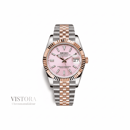 Frontansicht der Vistora SeikoMod Datejust Damenuhr mit pinkem Zifferblatt, roségoldener Lünette, zweifarbigem Edelstahlarmband und vergrößertem Datumsfenster bei drei Uhr.