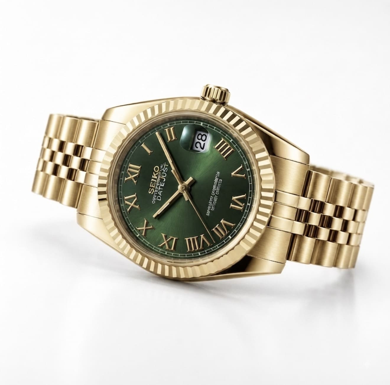Liegende Ansicht der VISTORA SeikoMod Datejust mit Olivgrünem Zifferblatt mit römischen Indizes und goldenem Gehäuse.
