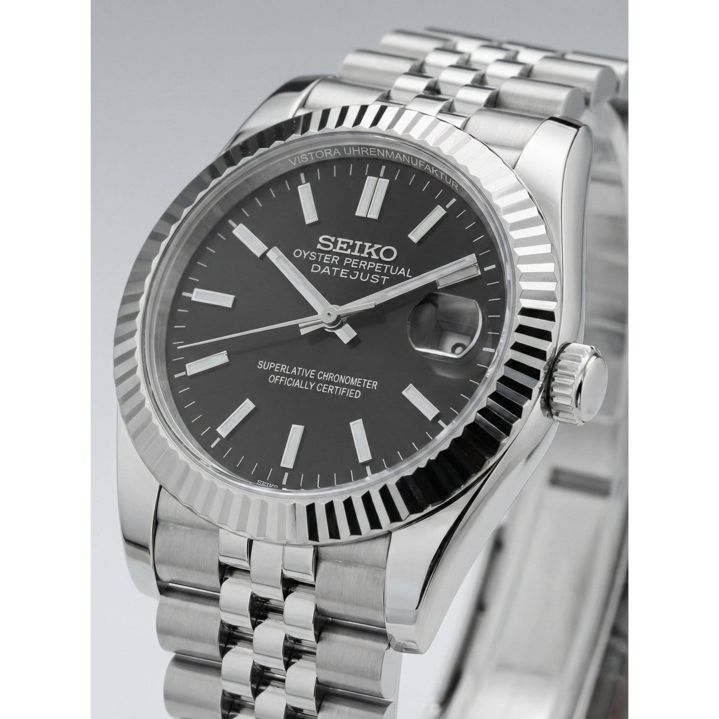 Detailreiche Nahnsicht der SeikoMod Datejust in Schwarz mit Strichindizes