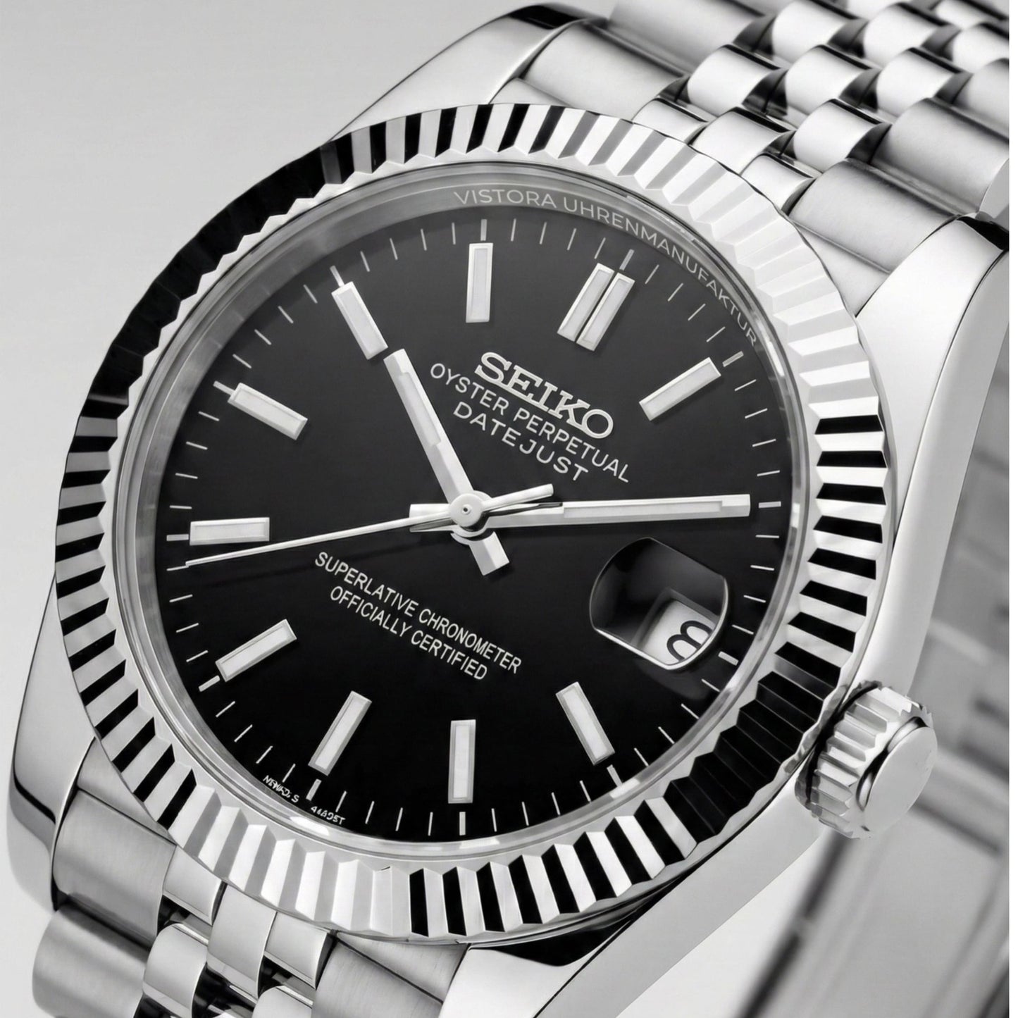 Detailreiche Ansicht der SeikoMod Datejust in Schwarz mit Strichindizes