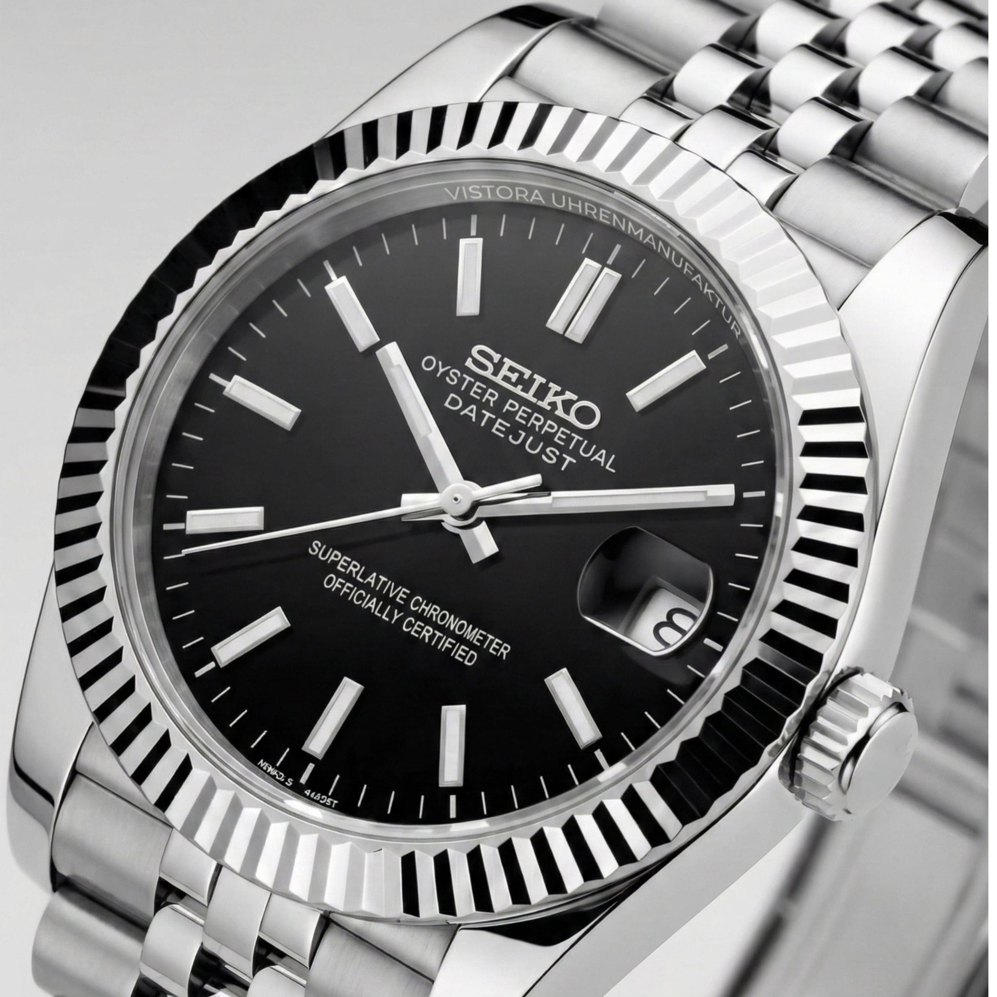 Detailreiche Ansicht der SeikoMod Datejust in Schwarz mit Strichindizes