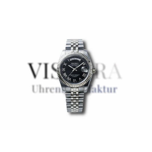 SeikoMod Day-Date Schwarz mit römischen Indizes, Edelstahlgehäuse, Frontalansicht mit Jubilee Armband
