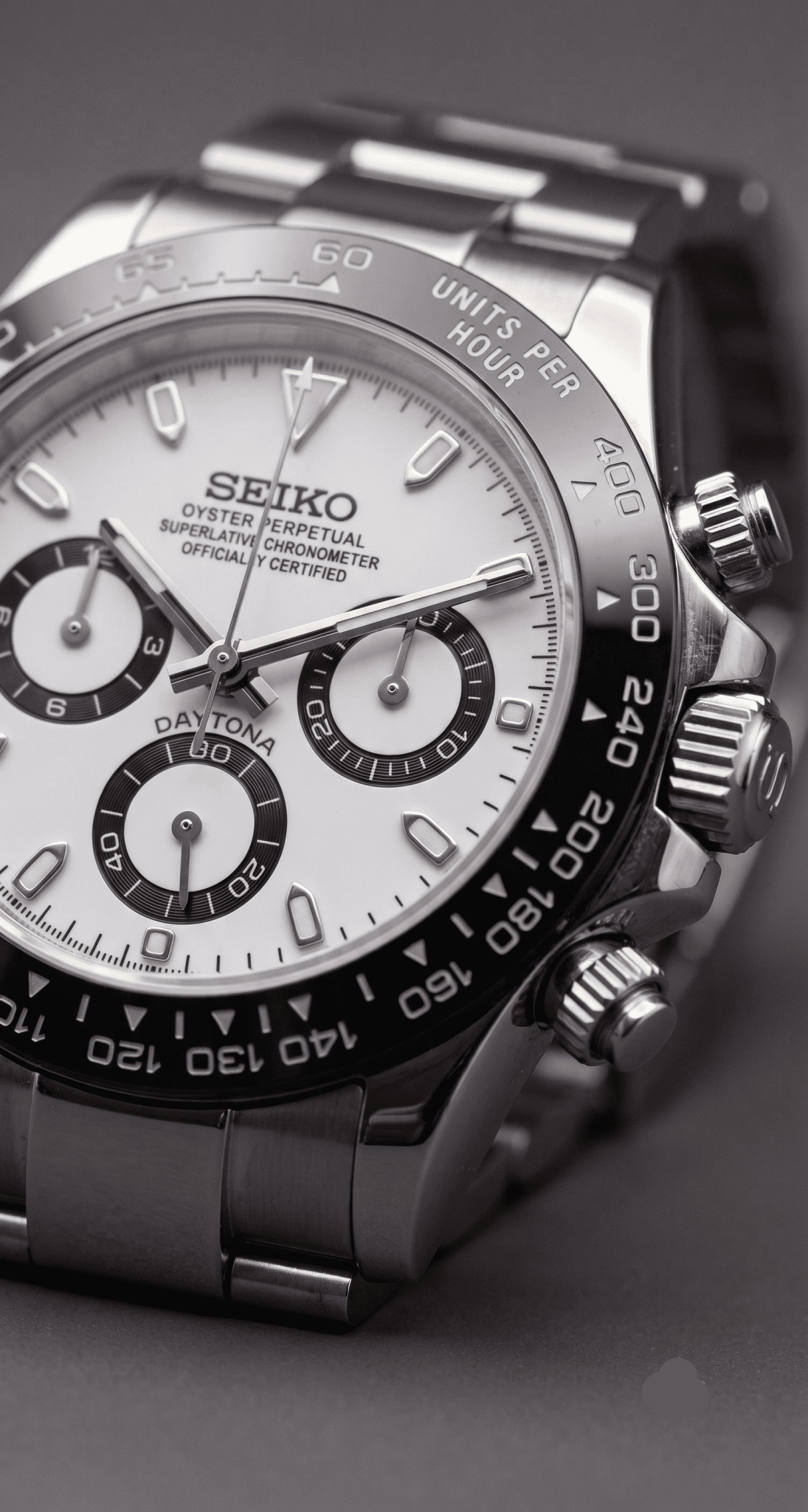 Makroaufnahme des Panda-Zifferblatts der SeikoMod Daytona, schwarze Tachymeter-Lünette