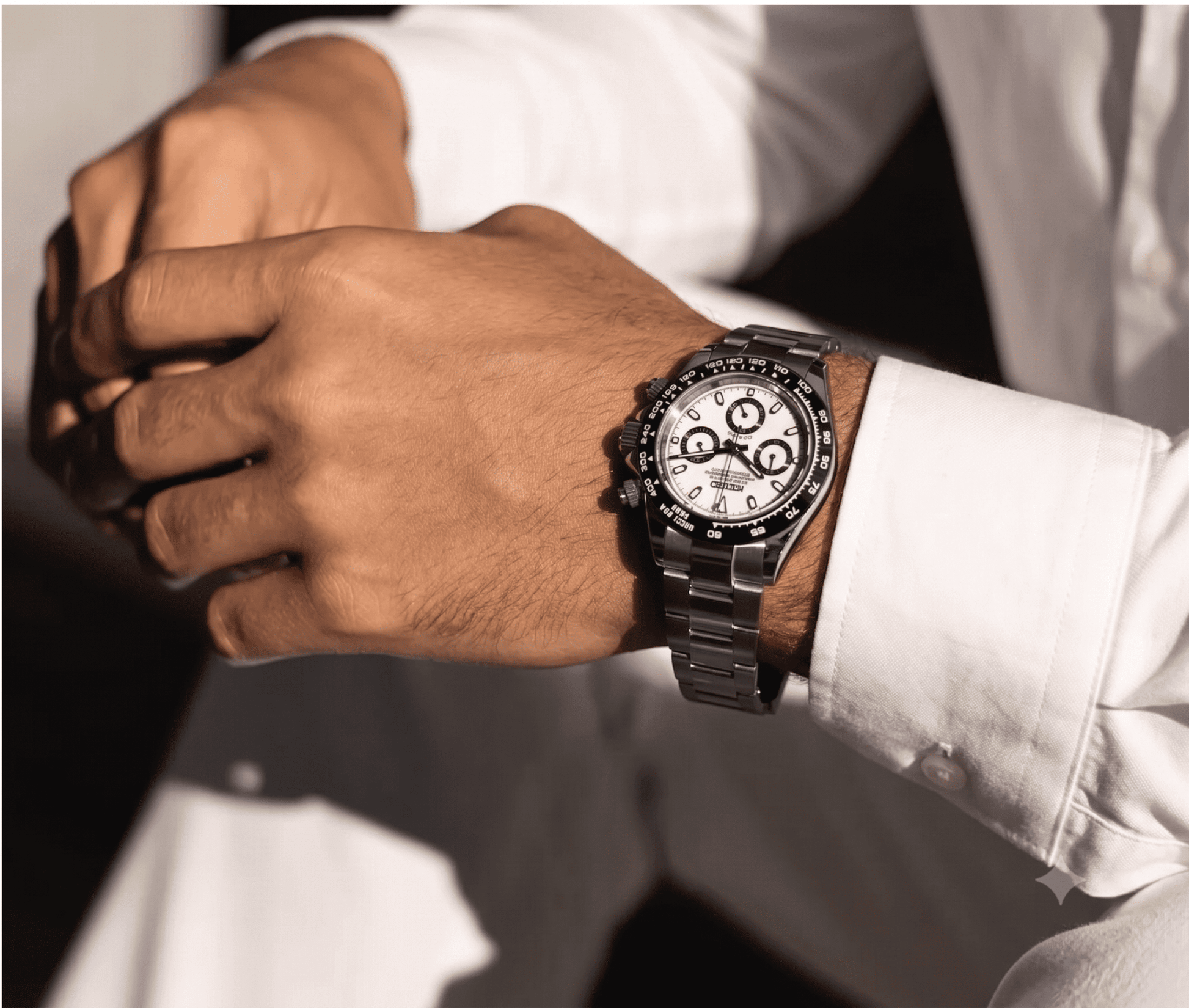 Tragebild der Vistora Uhrenmanufaktur SeikoMod Daytona Panda kombiniert mit einem Weißen Hemd, passend zum Zifferblatt der Uhr.