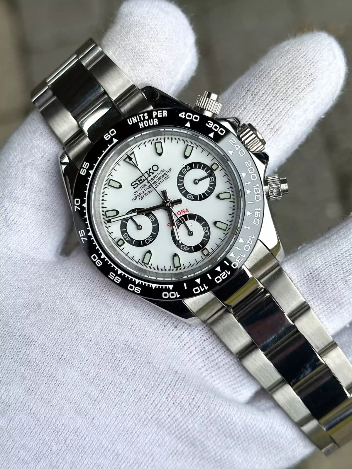 SeikoMod Daytona Panda 41mm am Handgelenk im natürlichen Licht, Alltagsszene