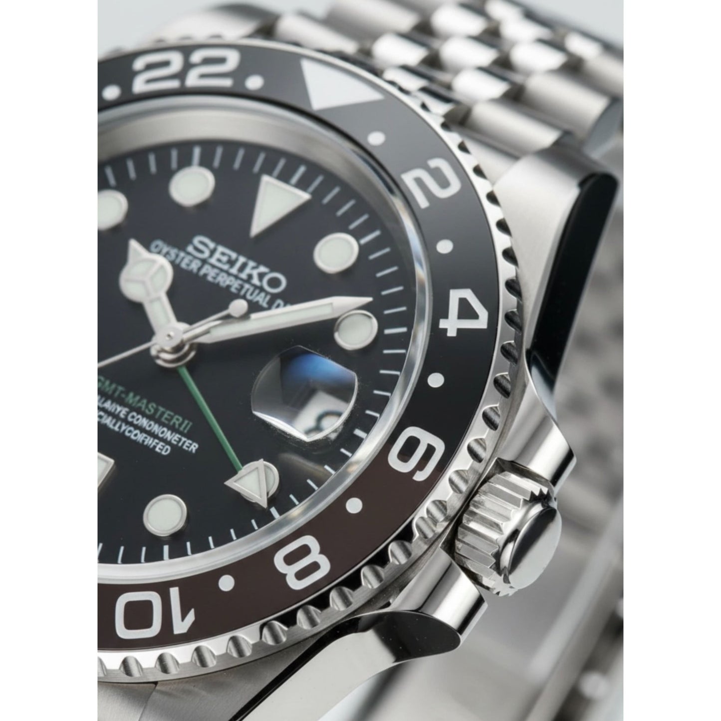 Detailaufnahme der schwarzen SeikoMod GMT mit 24-Stunden-Lünette, Mercedes-Zeigern und Saphirglas, handgefertigt von der Vistora Uhrenmanufaktur in Deutschland.