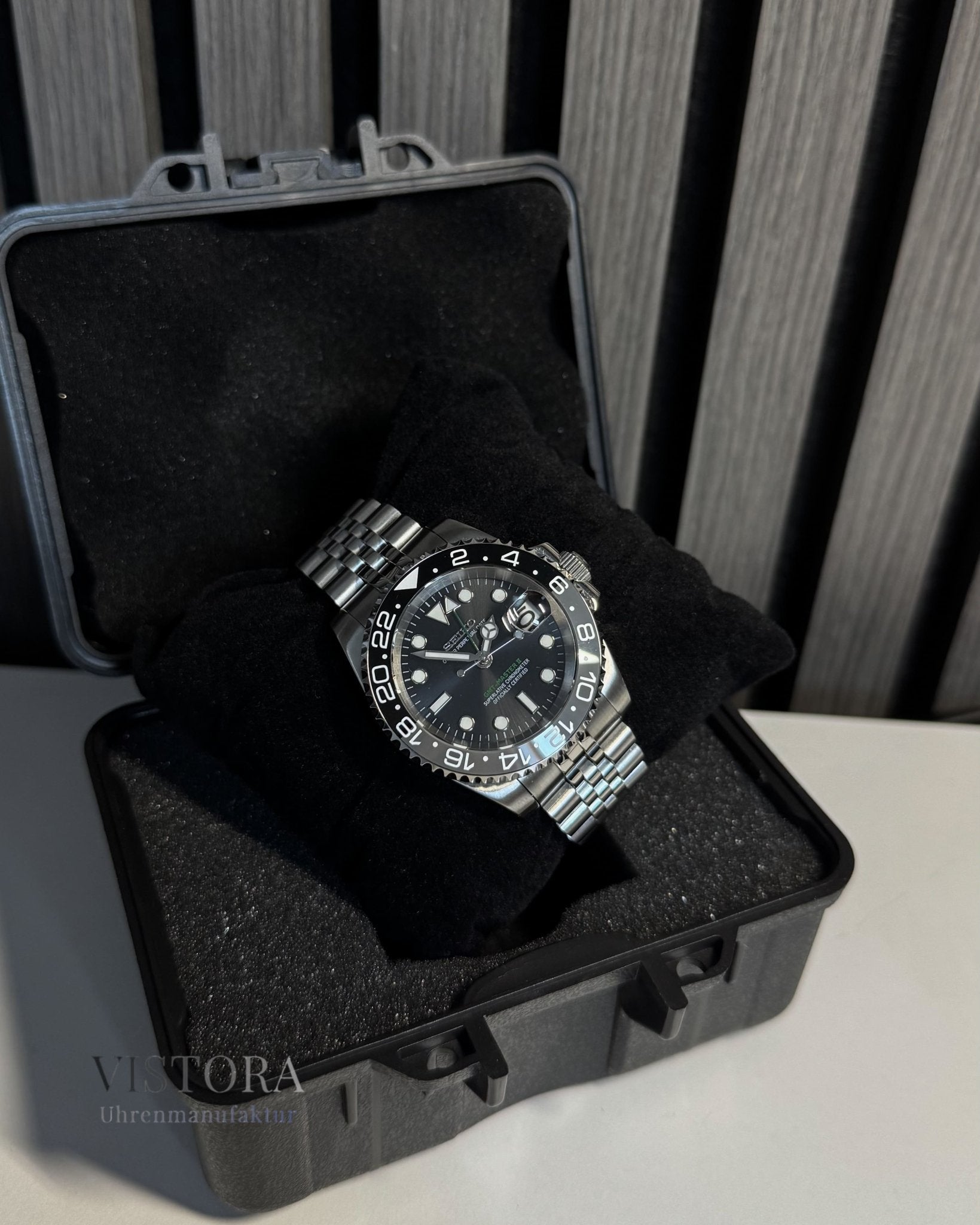 Die SeikoMod GMT Bruce Wayne bei Vistora Uhrenmanufaktur 