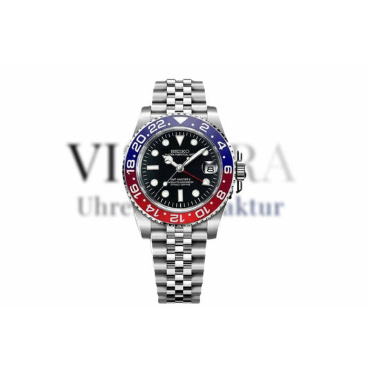 Frontansicht der SeikoMod GMT Pepsi mit rot-blauer 24-Stunden-Lünette, schwarzem Zifferblatt, Jubilee-Armband und wahlweise Seiko NH34 GMT- oder NH35 Automatikwerk.