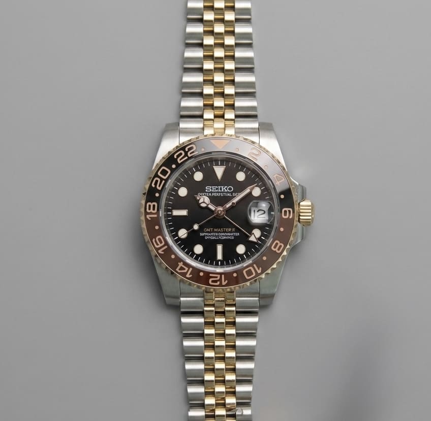 SeikoMod GMT Root Beer Zifferblatt in Frontalansicht mit GMT-Funktion und Datumsanzeige