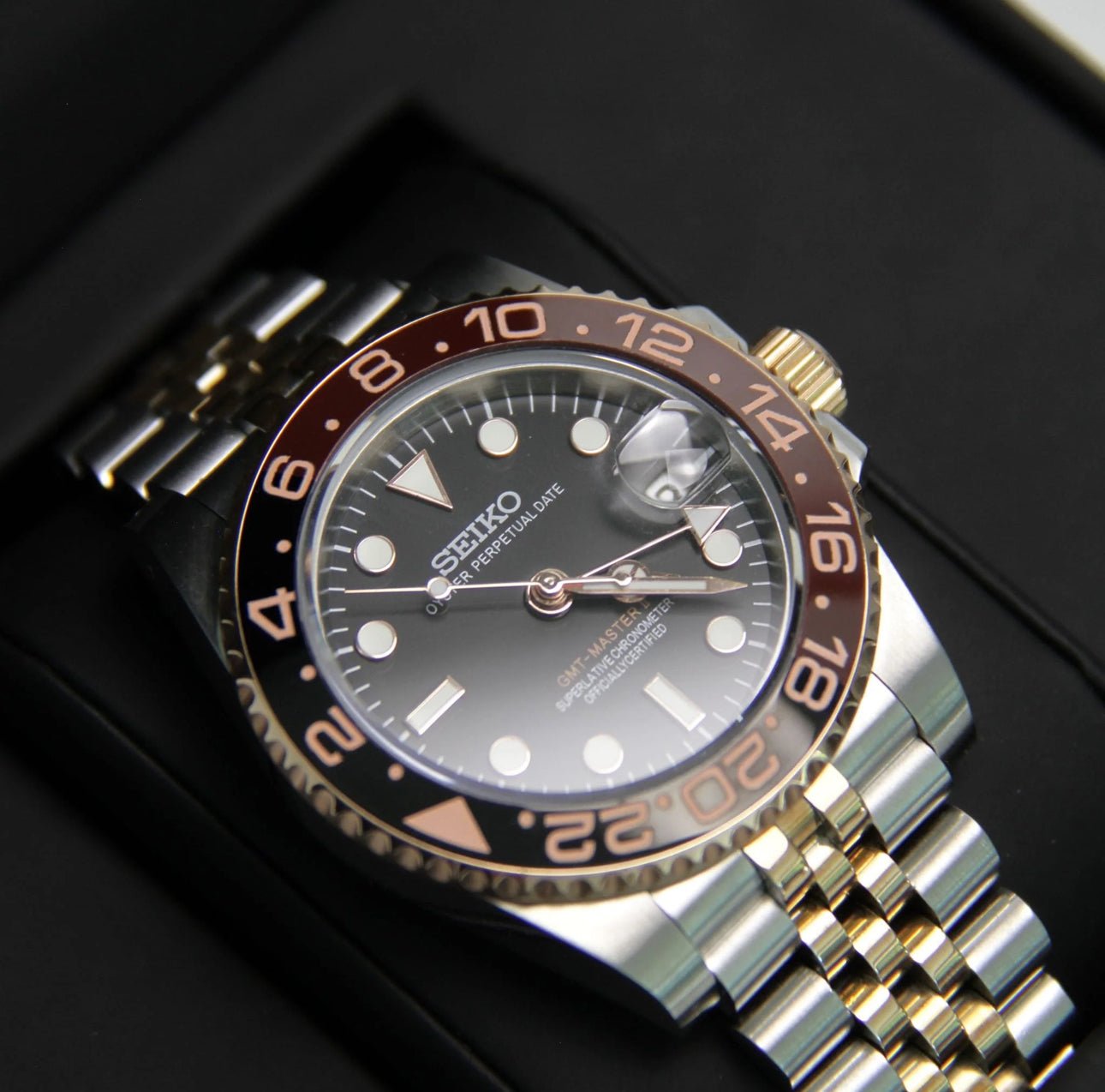 SeikoMod GMT Root Beer Dreiviertel Makro Shot 