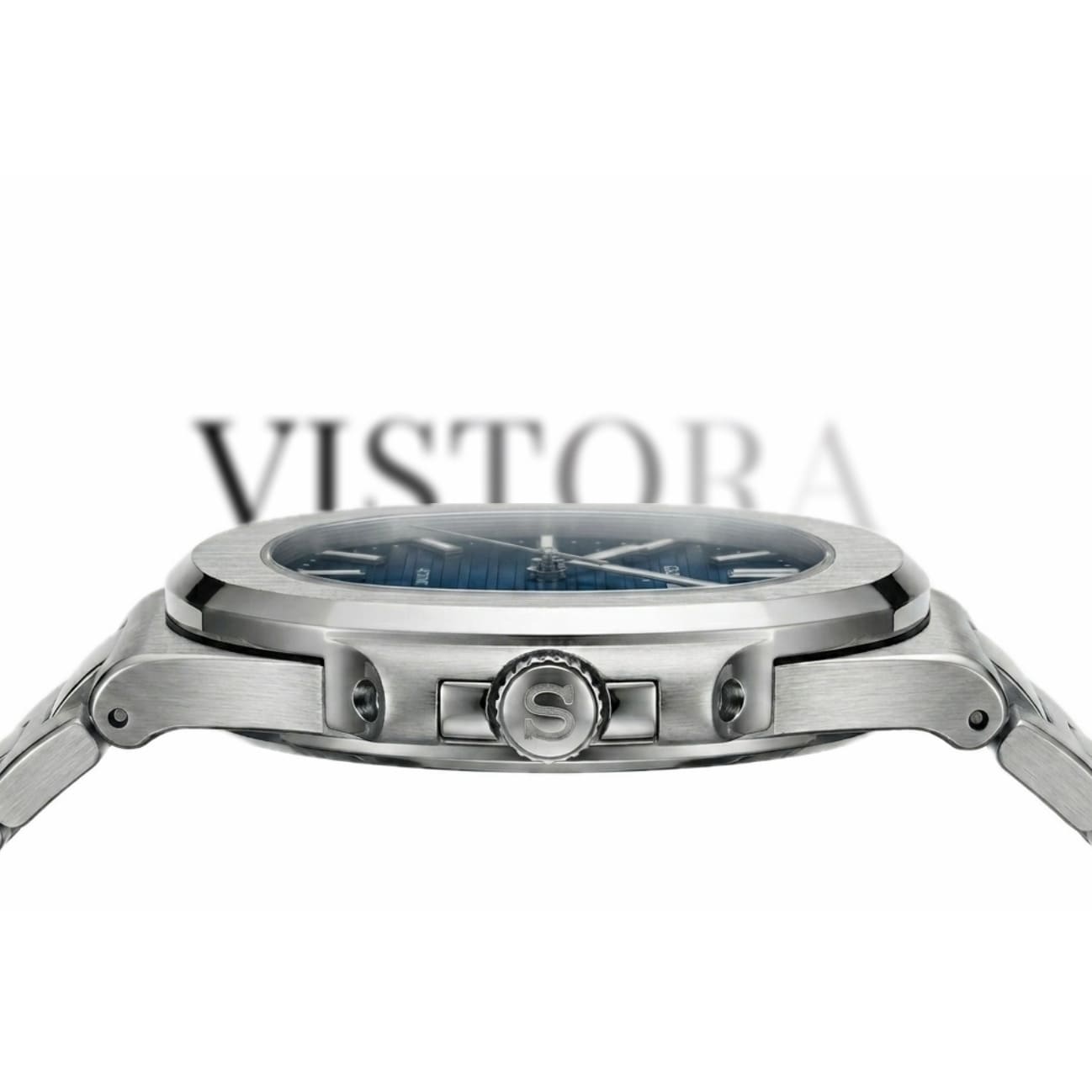 Seitliche Ansicht der SeikoMod Silber mit schlankem Gehäuseprofil, integriertem Armband und hochwertigem Edelstahl-Finish in Silber.