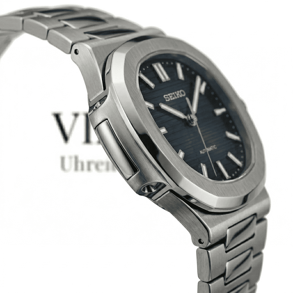 Detailaufnahme der SeikoMod Nautilus Silber mit gebürstetem Edelstahlgehäuse, blauem Sunburst-Zifferblatt und hochwertiger Verarbeitung im luxuriösen Nautilus Stil.