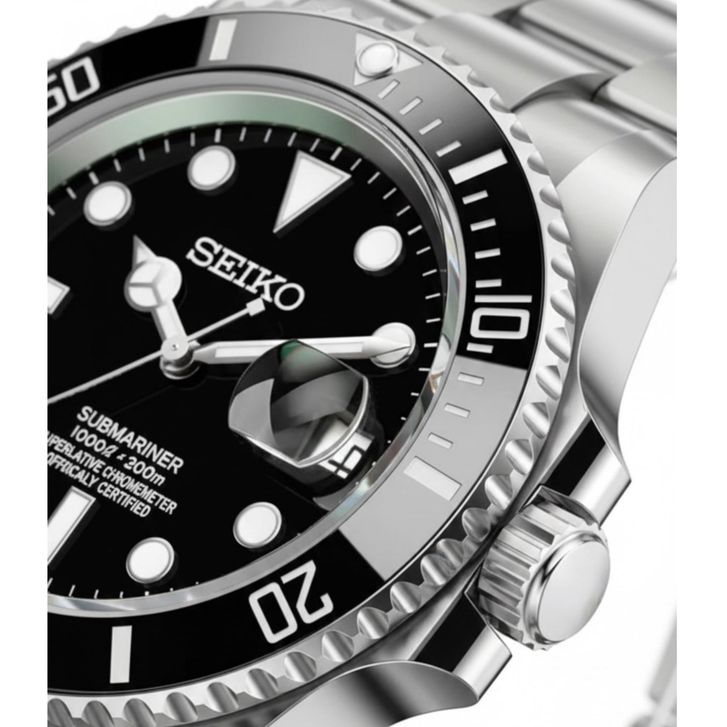 Detailansicht SeikoMod Submariner Schwarz – Zifferblatt und Keramiklünette mit Vergrößerungslupe, Seiko Mod Taucheruhr von Vistora