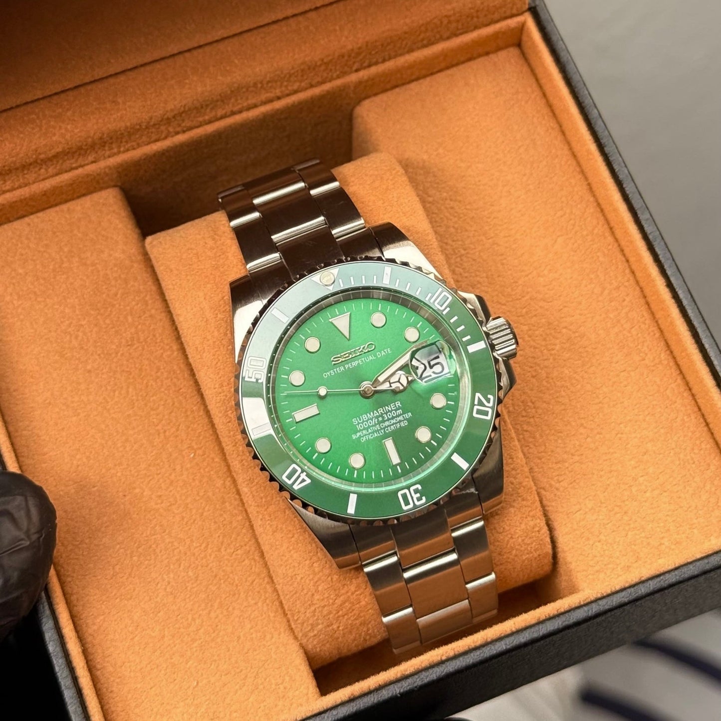 SeikoMod Submariner Hulk in der Geschenkbox in Frontalansicht mit grünem Zifferblatt