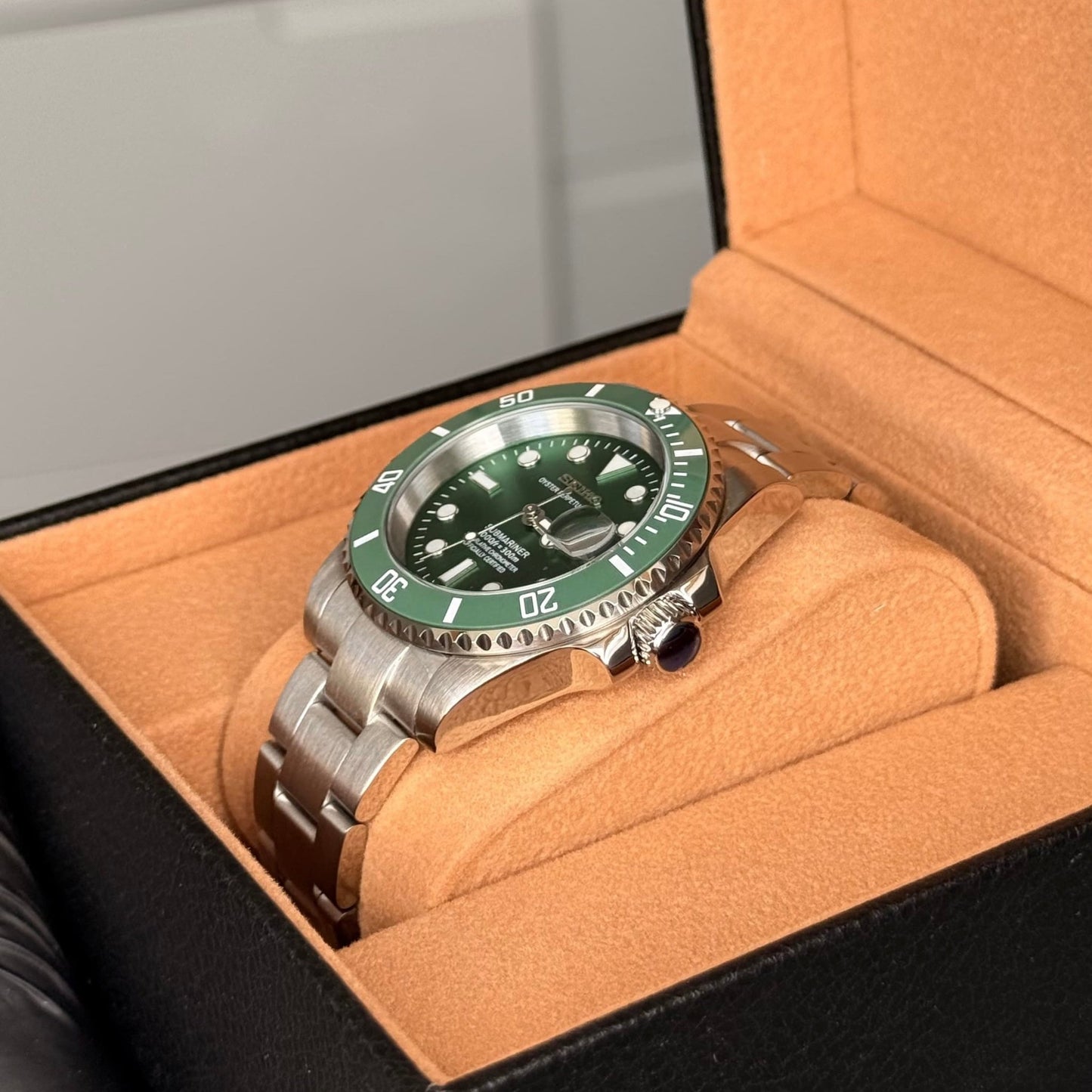 SeikoMod Submariner Hulk in der Geschenkbox mit Blick auf Krone und grüne Lünette