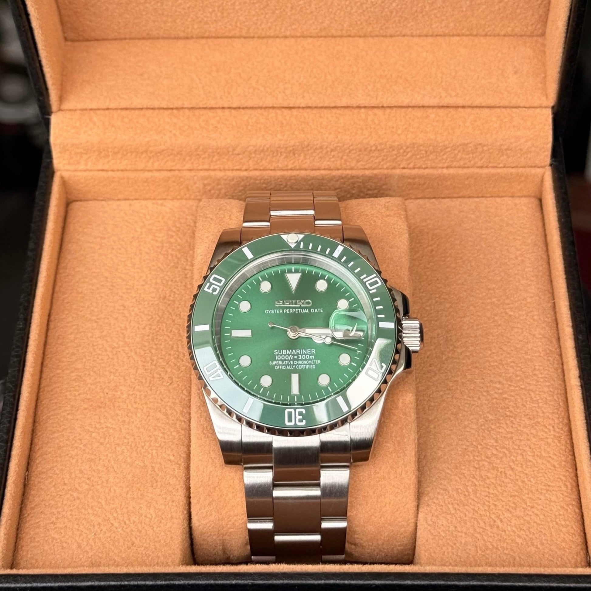 SeikoMod Submariner Hulk in der Geschenkbox in Frontalansicht mit grünem Zifferblatt