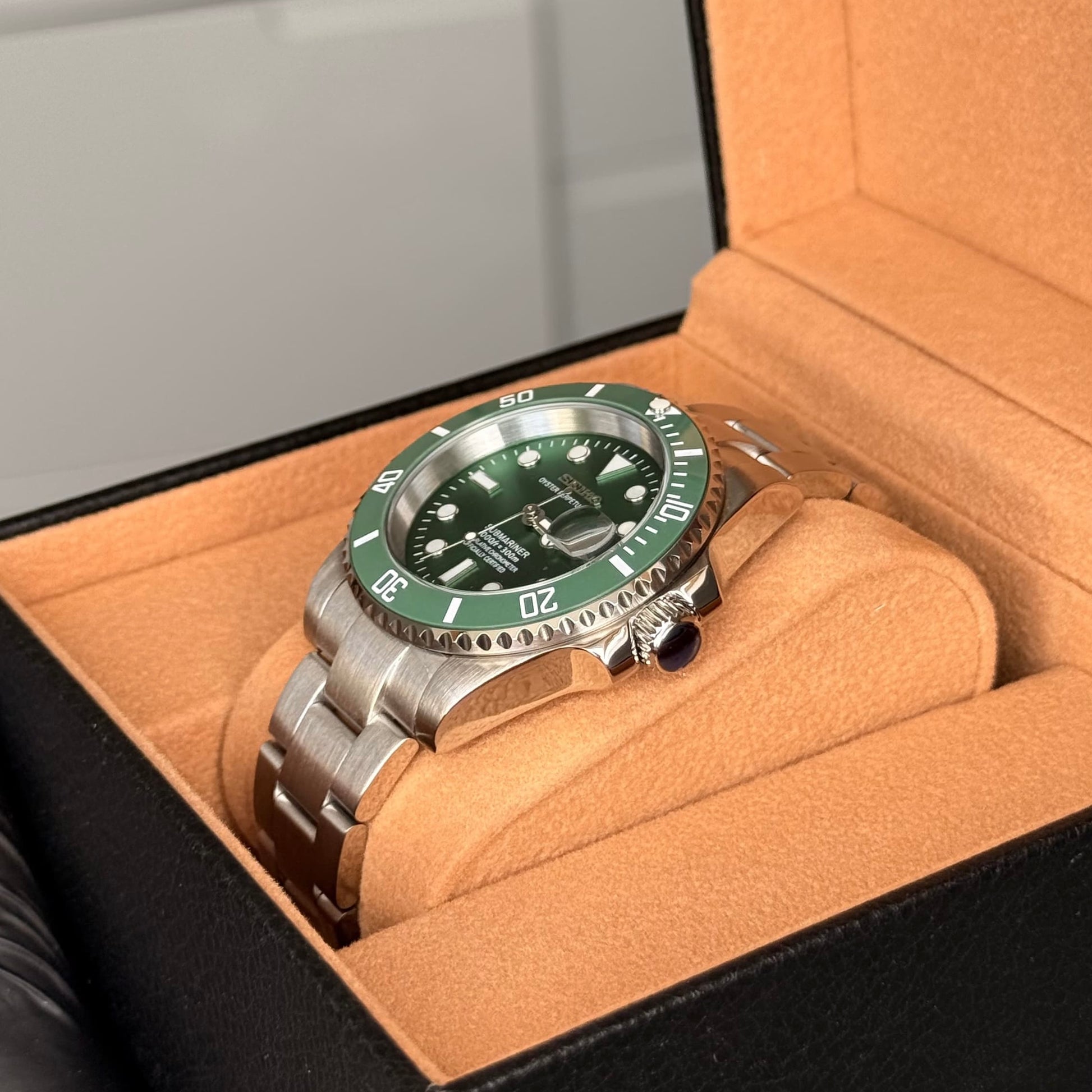 SeikoMod Submariner Hulk in der Geschenkbox mit Blick auf Krone und grüne Lünette
