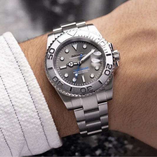SeikoMod Yacht Master Light am Handgelenk getragen, graues Zifferblatt mit Datumsanzeige und markanter Yacht-Master-Lünette.