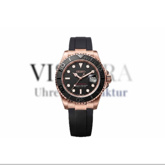 Frontansicht der SeikoMod Yacht-Master in Roségold mit schwarzem Zifferblatt, schwarzem Oysterflex-Armband, Saphirglas und Seiko NH35 Automatikwerk.