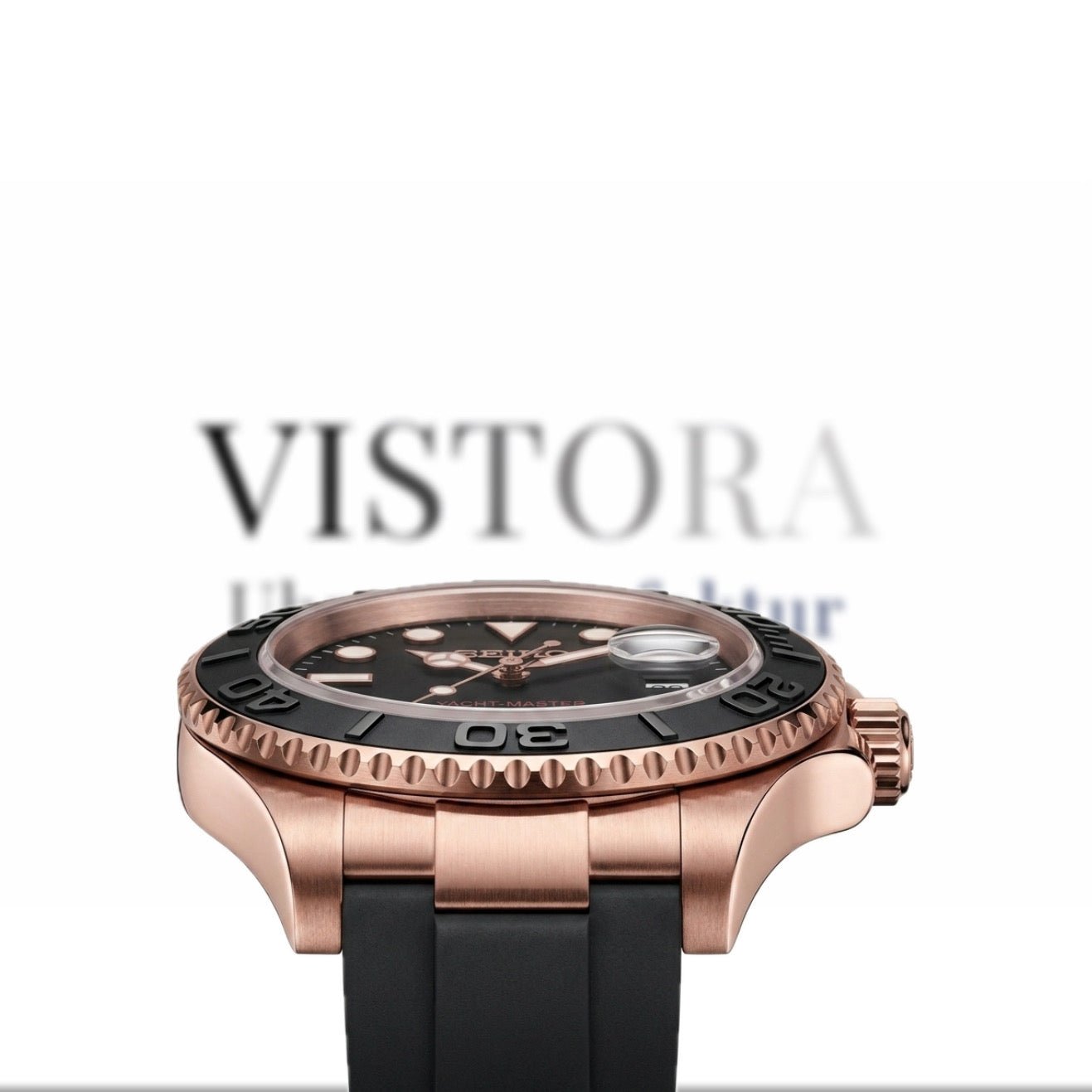 Detailaufnahme der SeikoMod Yacht-Master Roségold mit schwarzem Zifferblatt, hochwertigem Edelstahlgehäuse, Oysterflex-Armband und präzisem Seiko NH35 Automatikwerk.