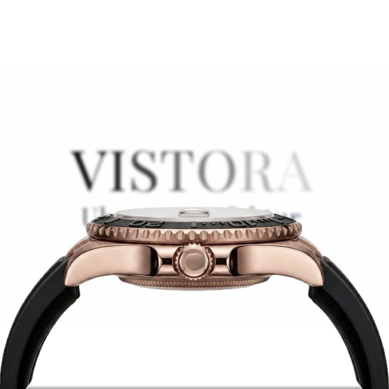 Seitenansicht der Vistora SeikoMod Yacht-Master Roségold mit schlankem Gehäuseprofil, schwarzer Lünette, verschraubter Krone und hochwertigem Kautschukarmband.