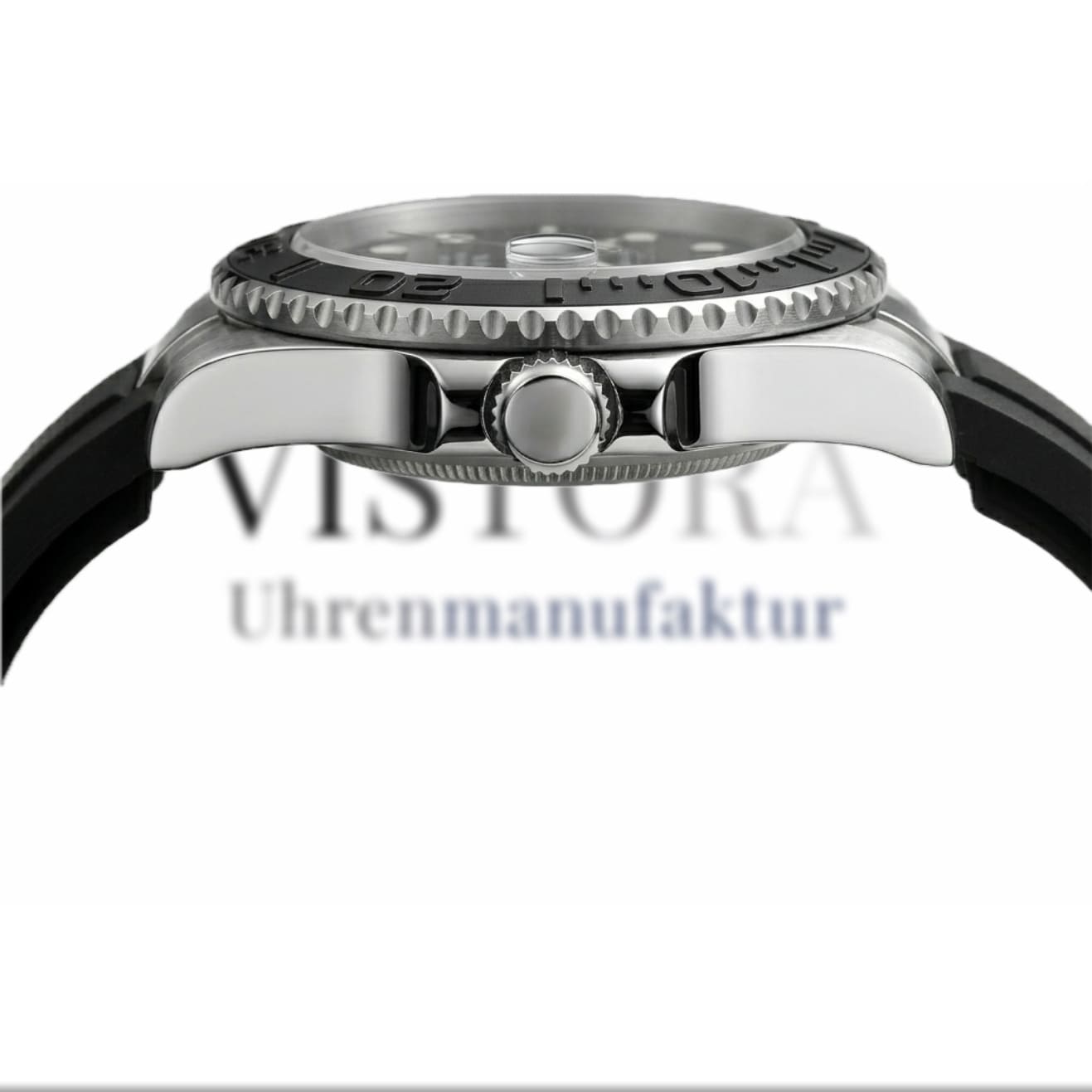 Seitenansicht der SeikoMod Yacht-Master Schwarz Silber mit schlankem Gehäuseprofil, verschraubter Krone, Saphirglas und hochwertigem Kautschukarmband.