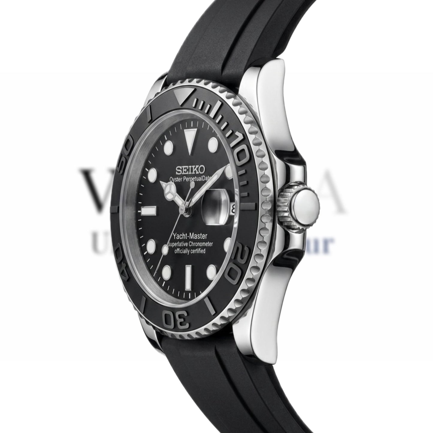 Detailaufnahme der SeikoMod Yacht-Master Schwarz Silber mit hochwertigem Edelstahlgehäuse, schwarzer Lünette, Oysterflex-Armband und präzisem Seiko NH35 Werk.