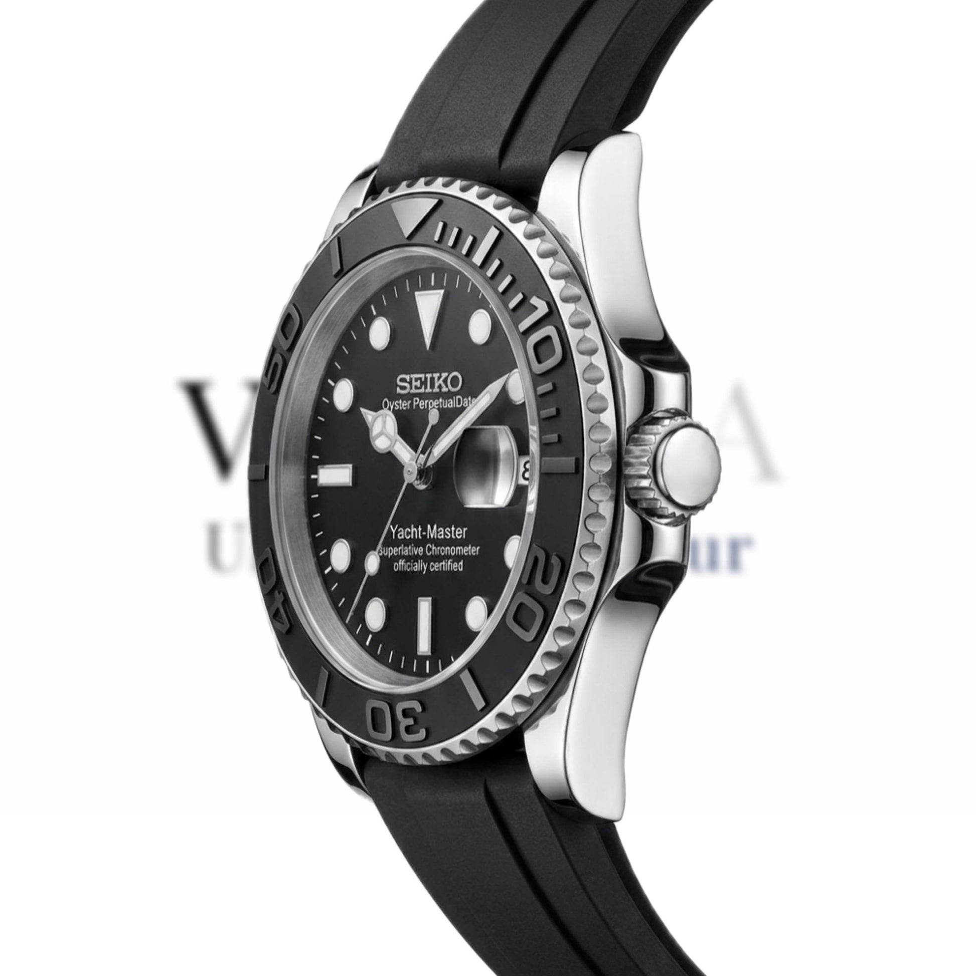 Detailaufnahme der SeikoMod Yacht-Master Schwarz Silber mit hochwertigem Edelstahlgehäuse, schwarzer Lünette, Oysterflex-Armband und präzisem Seiko NH35 Werk.