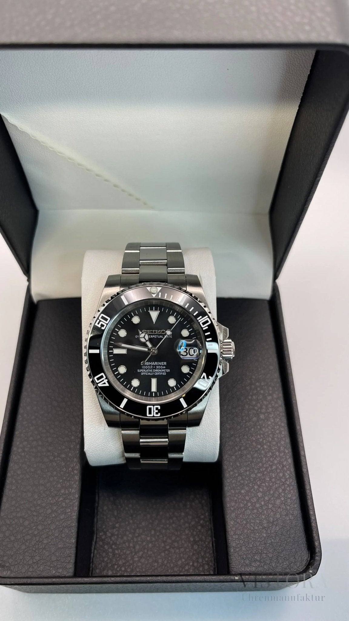 SeikoMod Submariner Schwarz mit poliertem Oyster-Armband in Uhrenbox