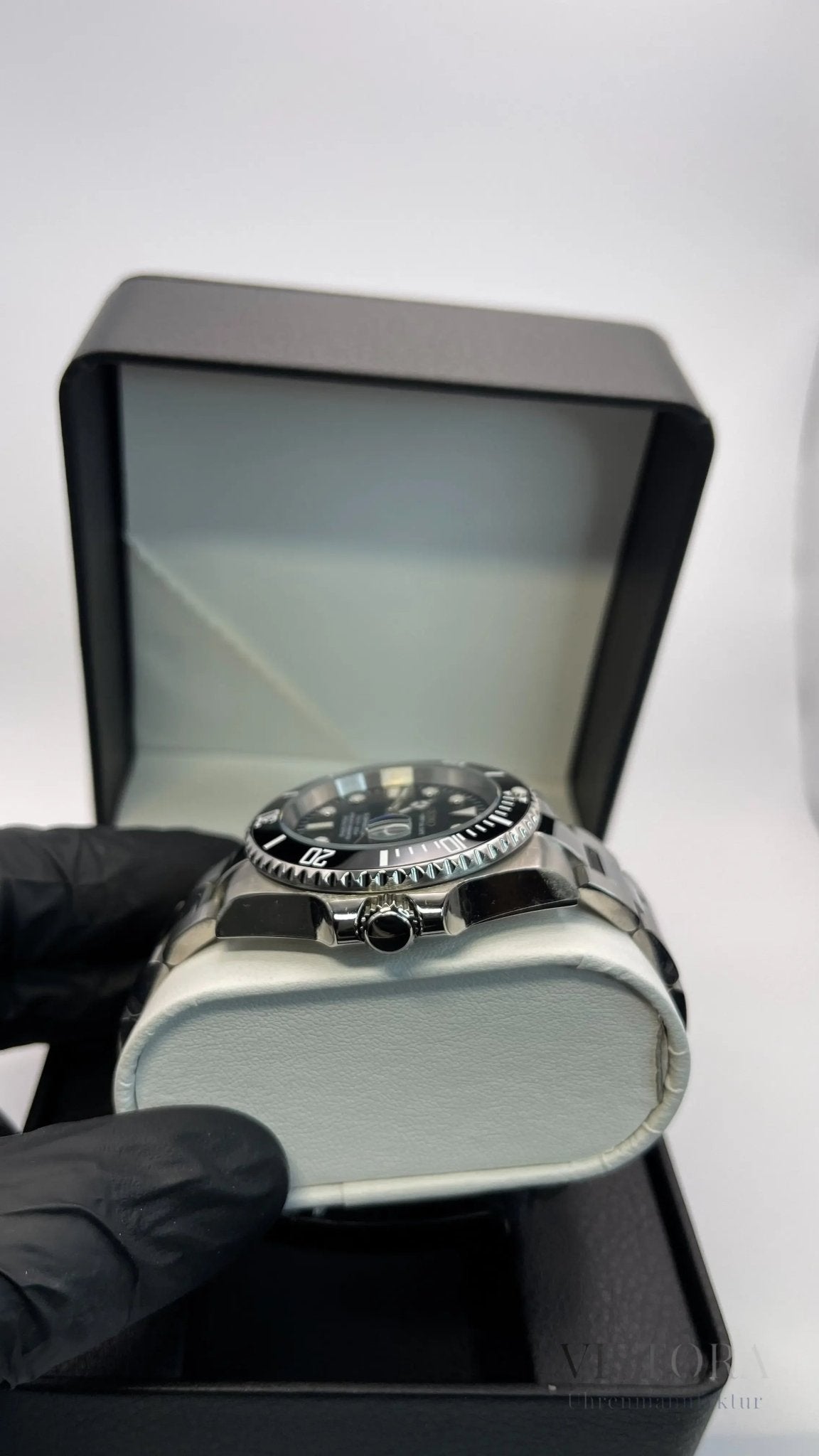 SeikoMod Submariner Schwarz mit poliertem Oyster-Armband Seitenansicht in Hand gehalten